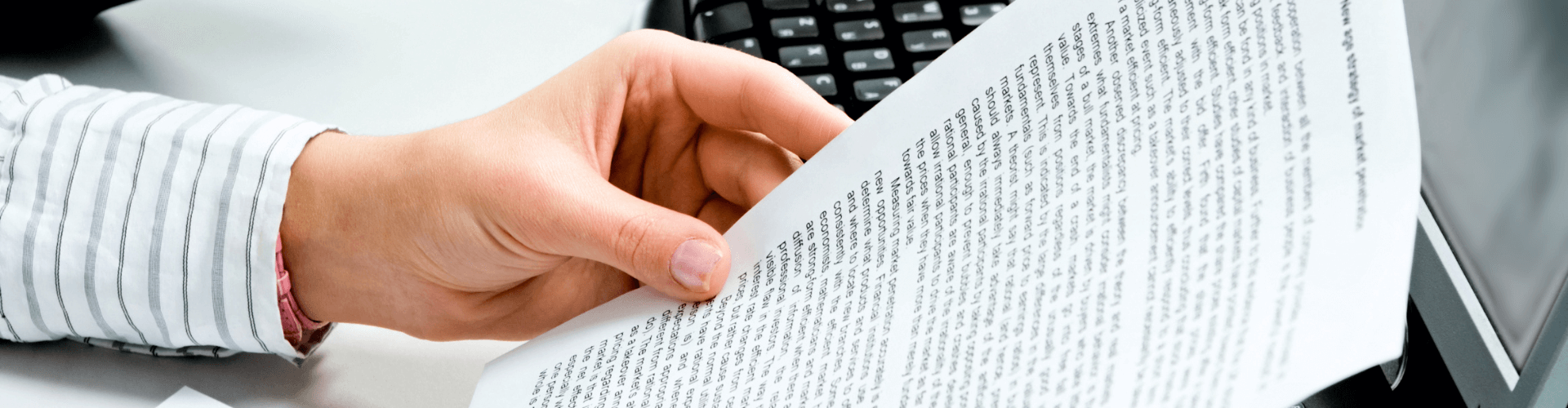 Persona leyendo un documento